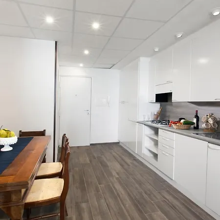 Apartment Dreamers' Escape *