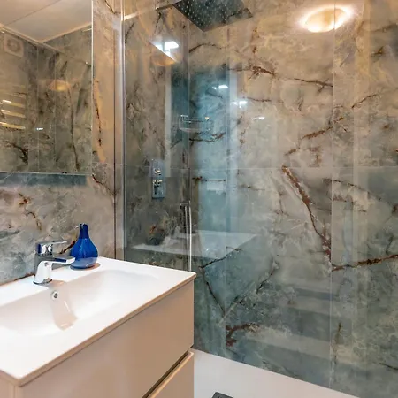 Apartment Dreamers' Escape